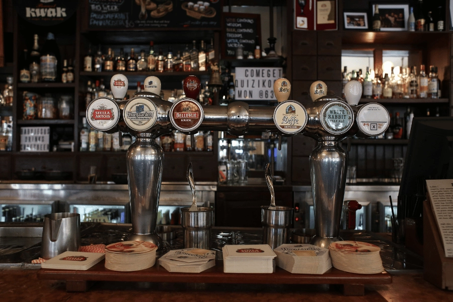 Irish bar and restaurant with tons of beer and liquor options