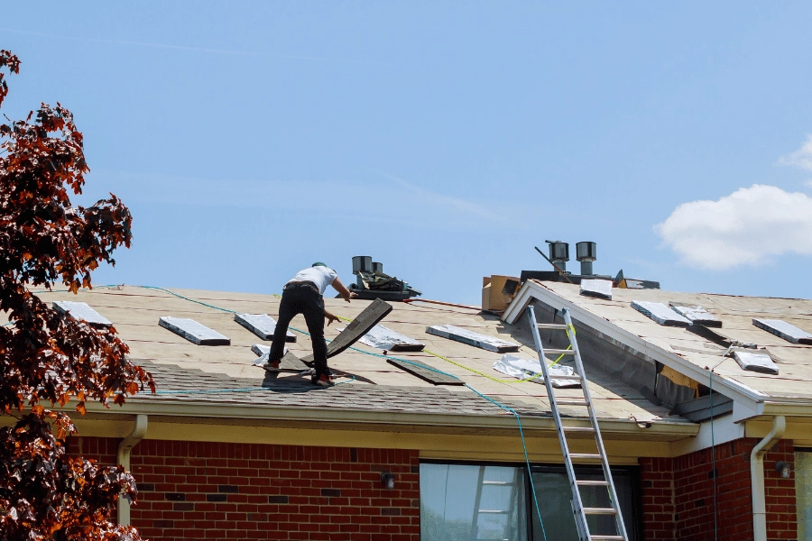 builders putting new roof on new construction home